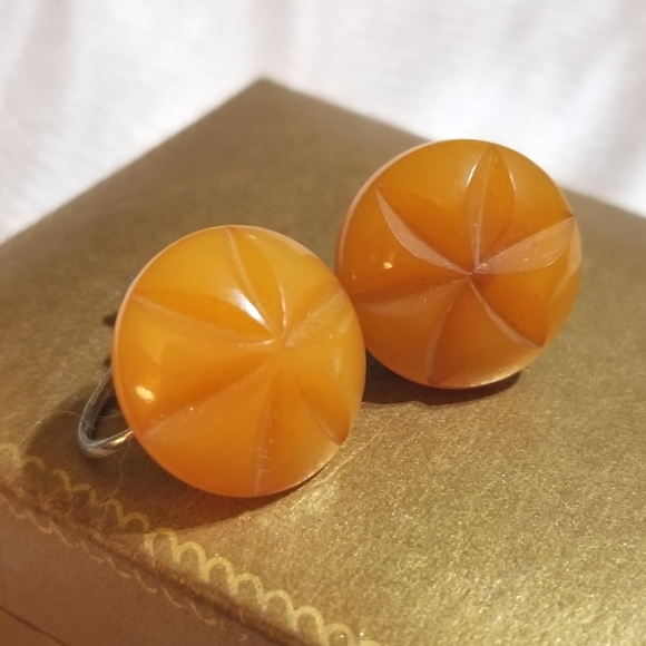 VTG Carved Butterscotch Bakelite Button Earrings - Picture 5 of 8